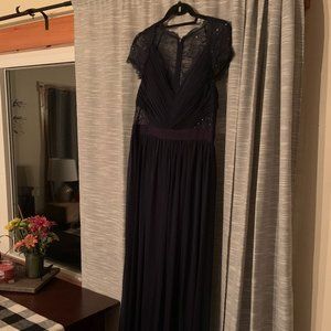 Adrianna Papell / Embellished Beaded Gown